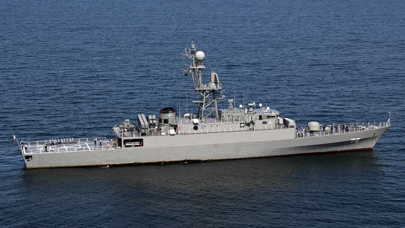 سفينة حربية إيرانية تشارك في مناورات بحرية دولية، تظهر في المياه، قبل تعرضها لضربة طوربيد أمريكية.