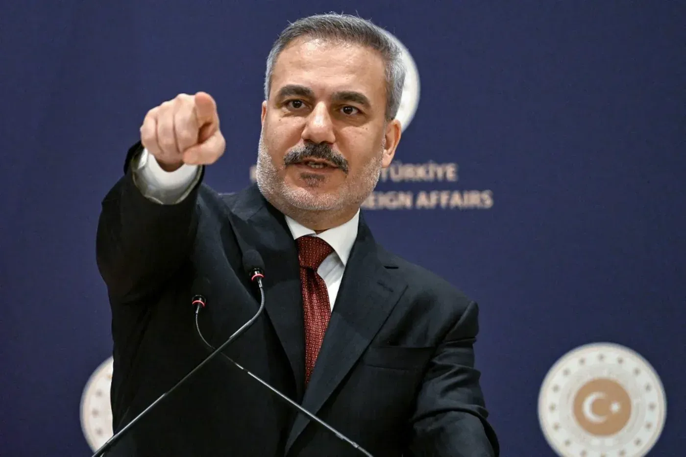 وزير الخارجية التركي هاكان فيدان يتحدث للصحفيين، مشيرًا إلى التوترات الإقليمية والجهود التركية لخفض التصعيد بين الولايات المتحدة وإيران.