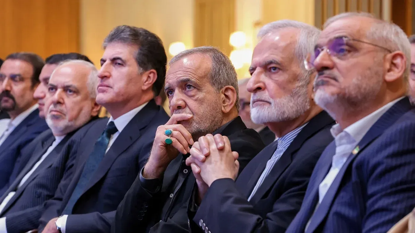 اجتماع لعدد من الشخصيات السياسية الإيرانية، مع التركيز على كمال خرازي، الذي تعرض لإصابة في غارة أمريكية إسرائيلية.