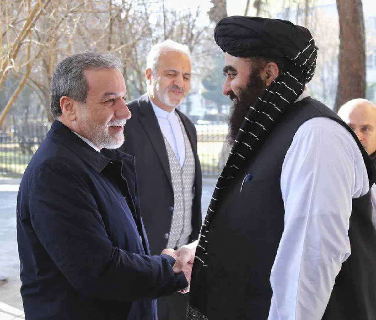 اجتماع وزير الخارجية الإيراني عباس عراقجي مع مسؤول طالبان حسن آخوند، حيث يناقشان التوترات الحدودية وحقوق اللاجئين الأفغان.
