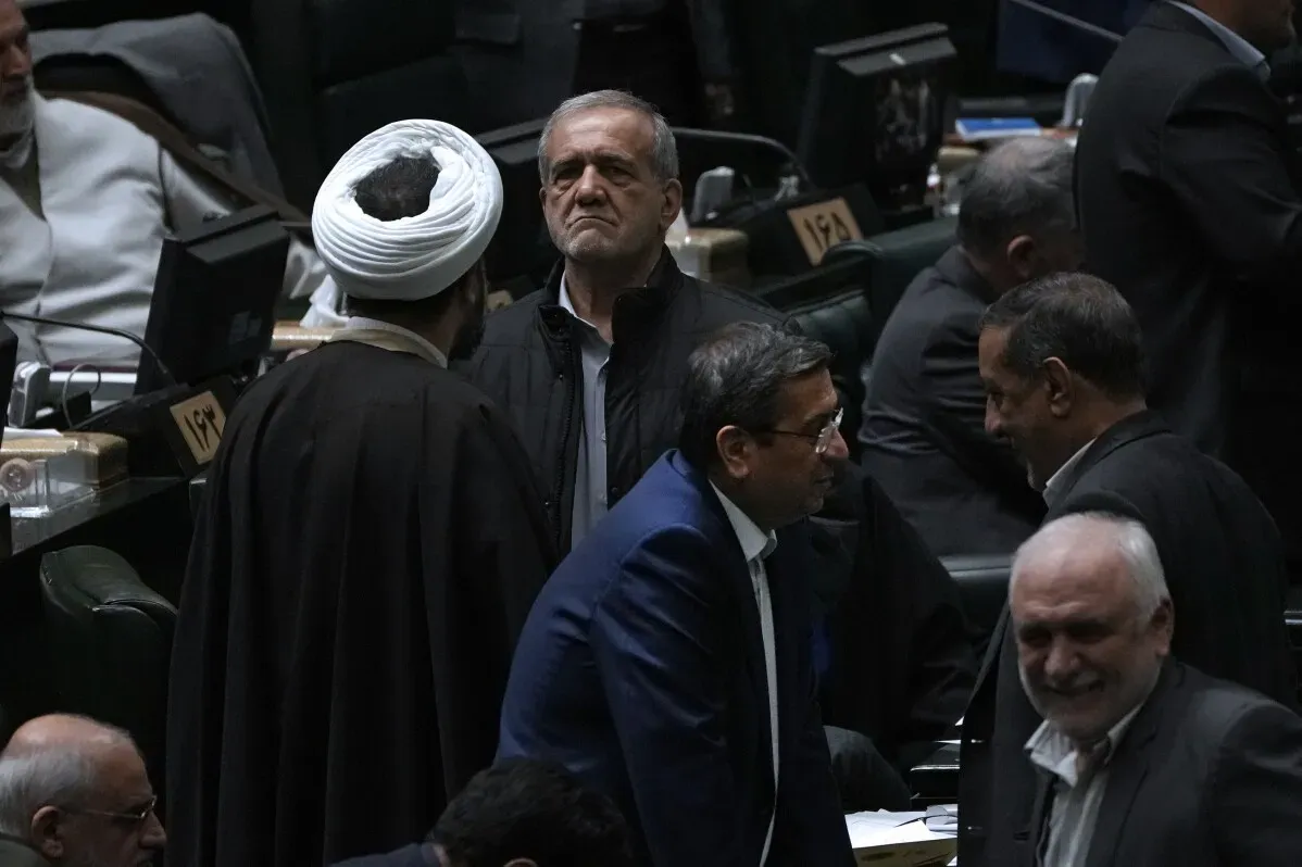 إقالة وزير الاقتصاد الإيراني عبد الناصر همتي في البرلمان، وسط تدهور اقتصادي وارتفاع التضخم، مما يثير القلق بشأن الاستقرار المالي في البلاد.