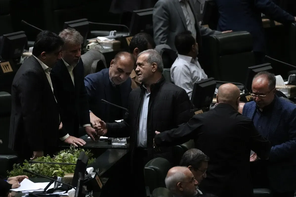 إقالة وزير الاقتصاد الإيراني عبد الناصر همتي من قبل البرلمان وسط تدهور اقتصادي وارتفاع التضخم، مع تواجد النواب في القاعة.