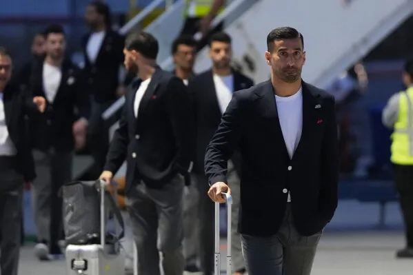 وصل أعضاء المنتخب الإيراني لكرة القدم إلى مطار تيخوانا بالمكسيك، حيث يسيرون نحو الحافلة استعداداً للتدريب قبل كأس العالم.
