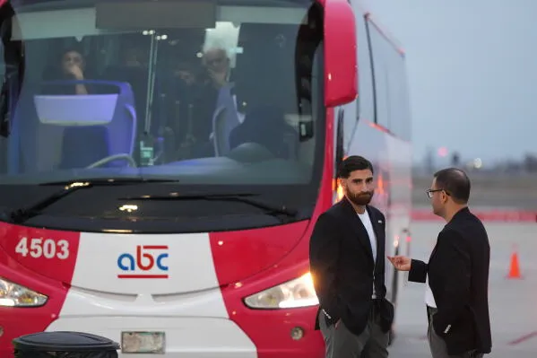 وصول المنتخب الإيراني إلى المكسيك، حيث يتحدث لاعبان أمام حافلة الفريق بعد هبوطهم في مطار تيخوانا استعداداً لكأس العالم.