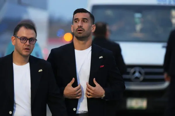 وصل لاعبو المنتخب الإيراني لكرة القدم إلى المكسيك استعداداً لكأس العالم، مرتدين سترات أنيقة، مع تواجد مشجعين يلوّحون بالأعلام.