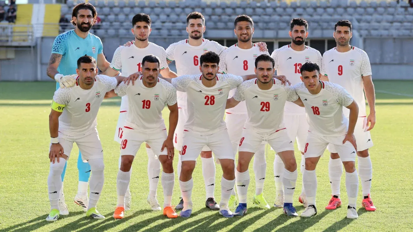 تشكيلة المنتخب الإيراني لكرة القدم قبل مباراة كأس العالم 2026، حيث يرتدي اللاعبون زيهم الرسمي ويظهرون في ملعب.