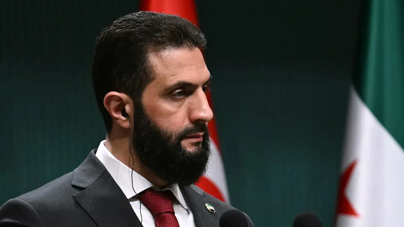 شخصية بارزة من هيئة تحرير الشام تتحدث عن التحديات المستقبلية للإسلام السياسي في سوريا وتأثير الأحداث الإقليمية.