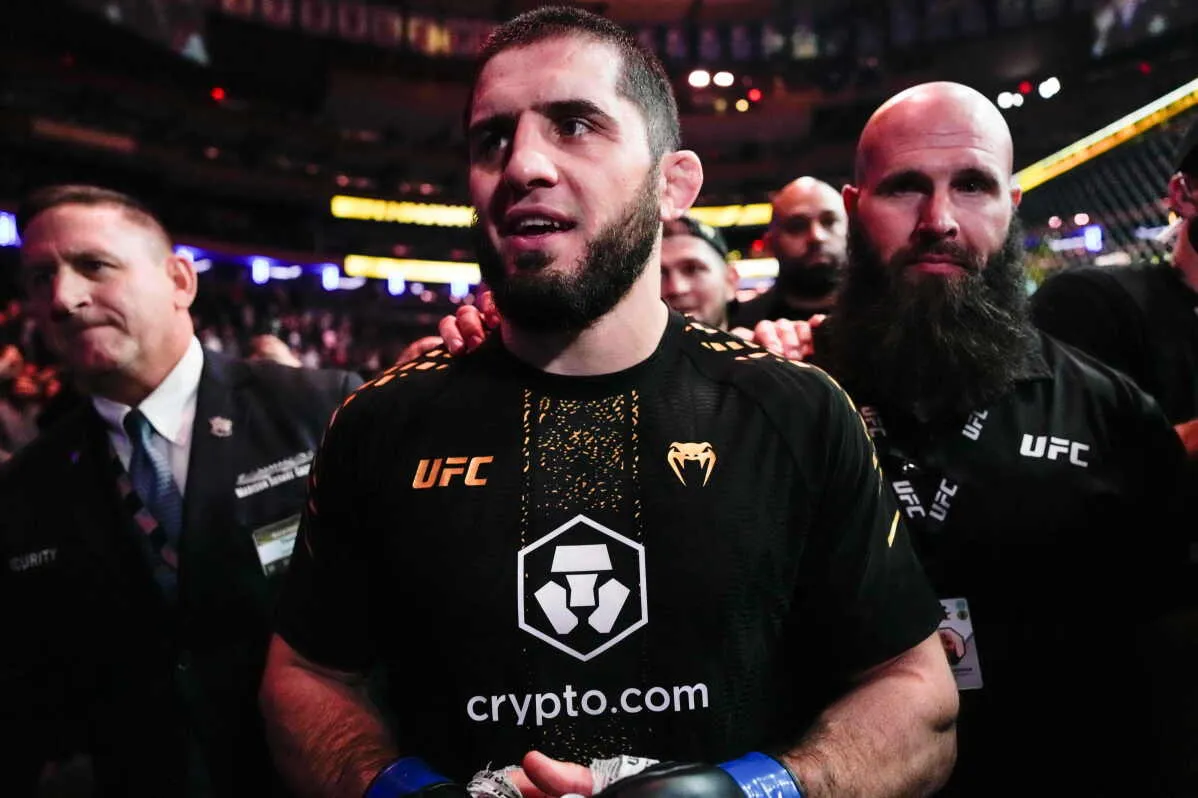 إسلام ماخاشيف بطل UFC في طريقه لتحقيق رقم قياسي بأطول سلسلة انتصارات متتالية في تاريخ المنظمة خلال نزال في فيلادلفيا.