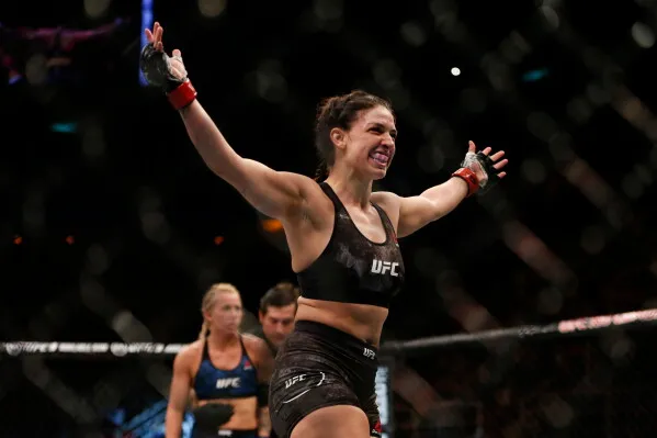 مكافحّة Mackenzie Dern تحتفل بفوزها في نزال UFC ضمن فئة وزن القش، أثناء دفاعها الأول عن لقبها في فيلادلفيا.