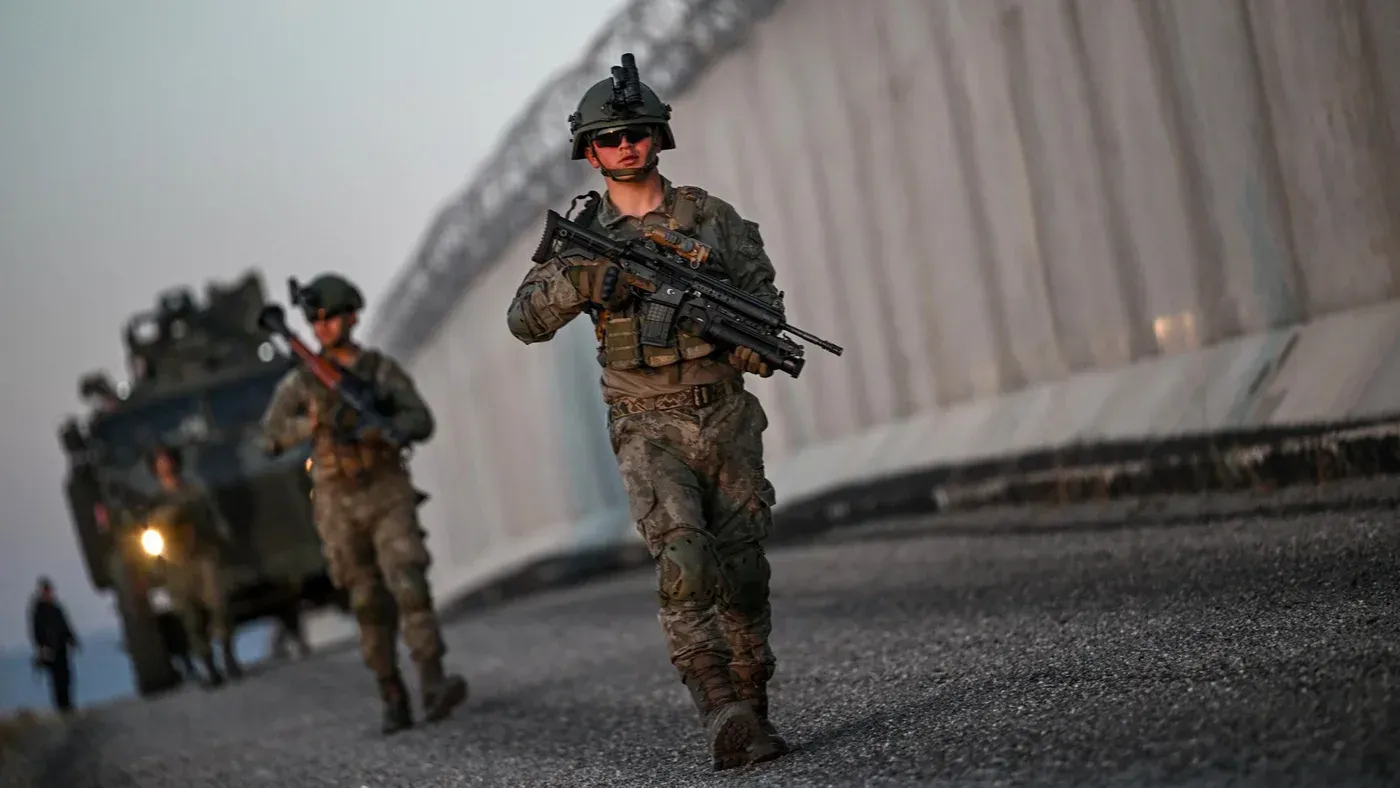 جنود يرتدون زيًا عسكريًا ويتحركون في منطقة قريبة من غزة، في إطار جهود دولية لتحقيق الاستقرار بالمنطقة.