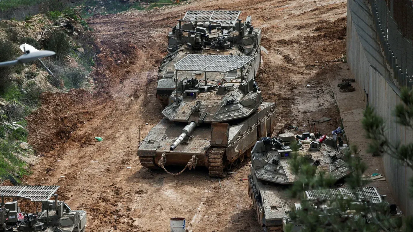 دبابات إسرائيلية متمركزة على الحدود مع لبنان، تظهر آثار المعارك في المنطقة، في ظل تصاعد التوترات بين إسرائيل وحزب الله.