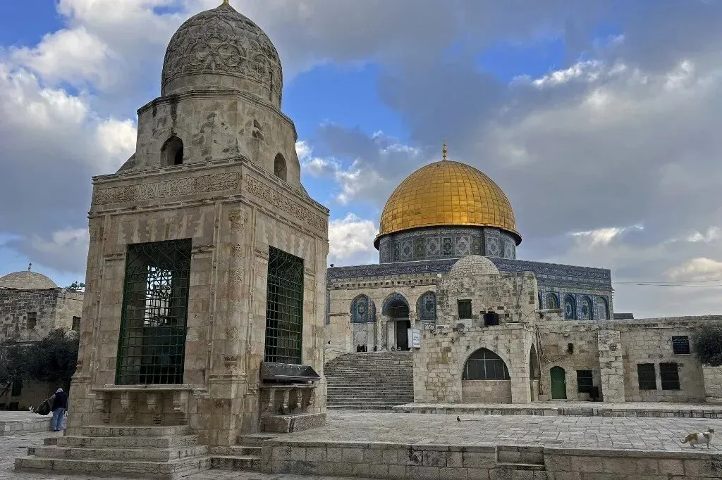 إغلاق المسجد الأقصى في القدس الشرقية، يُظهر القبة الذهبية والمباني المحيطة، في ظل توترات متزايدة حول الوصول إلى الموقع.