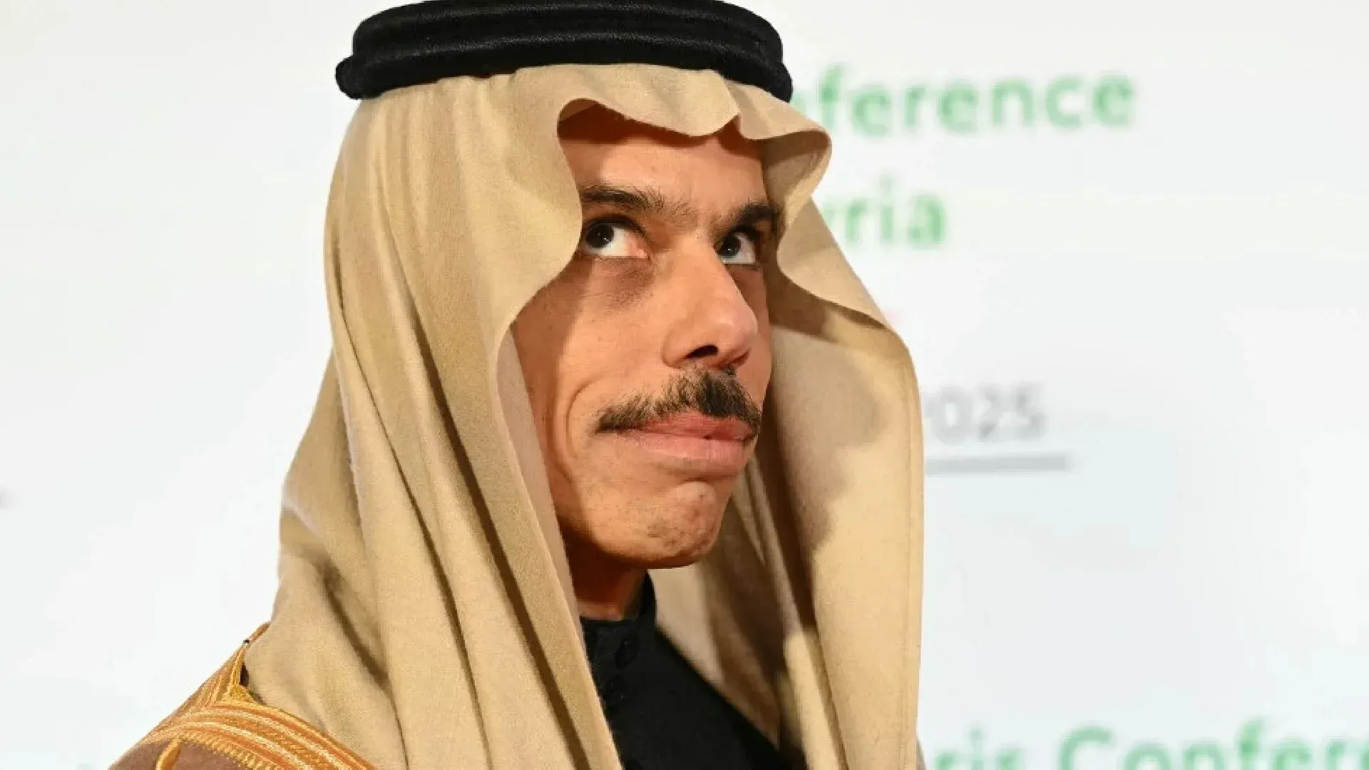 وزير الخارجية السعودي فيصل بن فرحان يظهر في مؤتمر، حيث كان من المقرر أن يقود وفد وزاري عربي إلى الضفة الغربية.