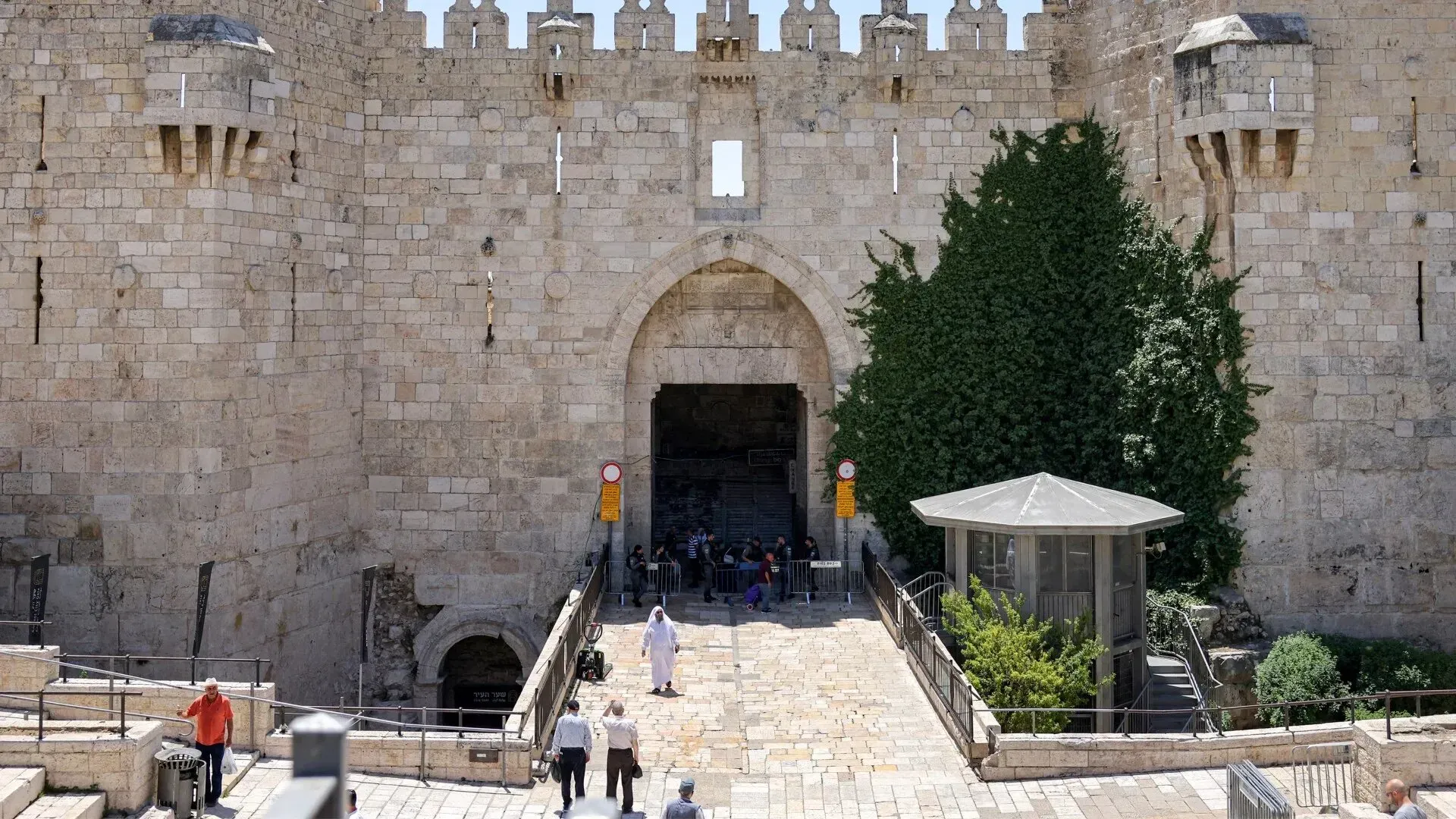 إغلاق بوابات المسجد الأقصى من قبل القوات الإسرائيلية، مع وجود عدد قليل من الفلسطينيين في المنطقة، وسط توترات متزايدة حول الموقع.