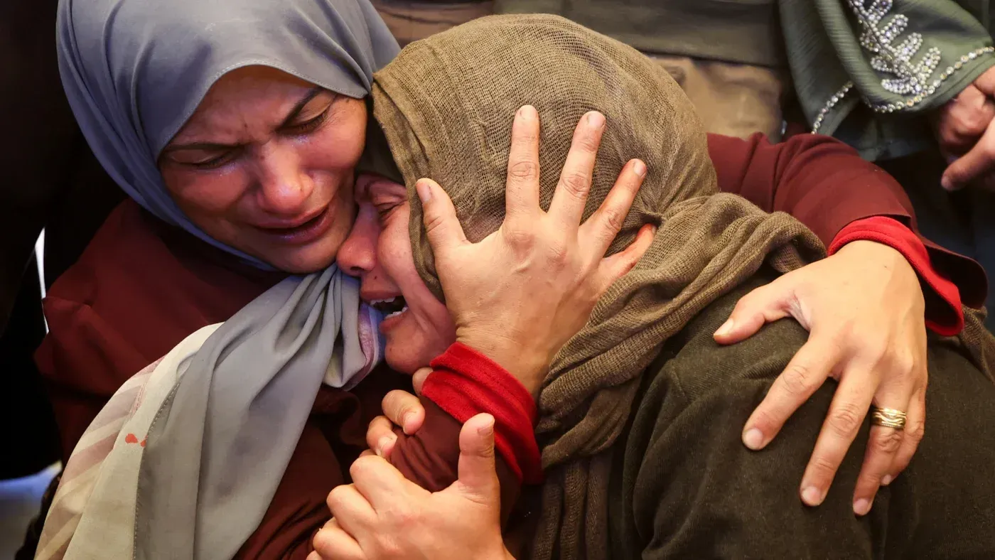 نساء فلسطينيات يعبرن عن حزنهن الشديد بعد فقدان أحد أحبائهن في الغارات الإسرائيلية على غزة، مشهد يعكس الألم المستمر.
