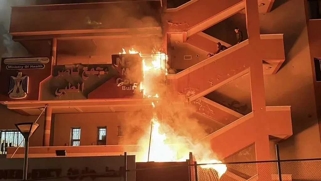 اندلاع حريق كبير في مستشفى ناصر بخان يونس بعد غارة جوية إسرائيلية، مما أدى إلى تدمير جزء كبير من المبنى وإخلاء المرضى.