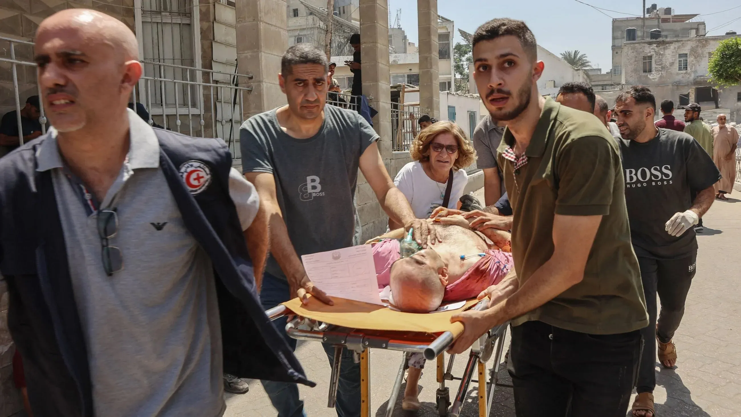 إصابة مدنيين فلسطينيين خلال قصف إسرائيلي، مع نقل أحدهم على نقالة وسط أجواء من الذعر في غزة.