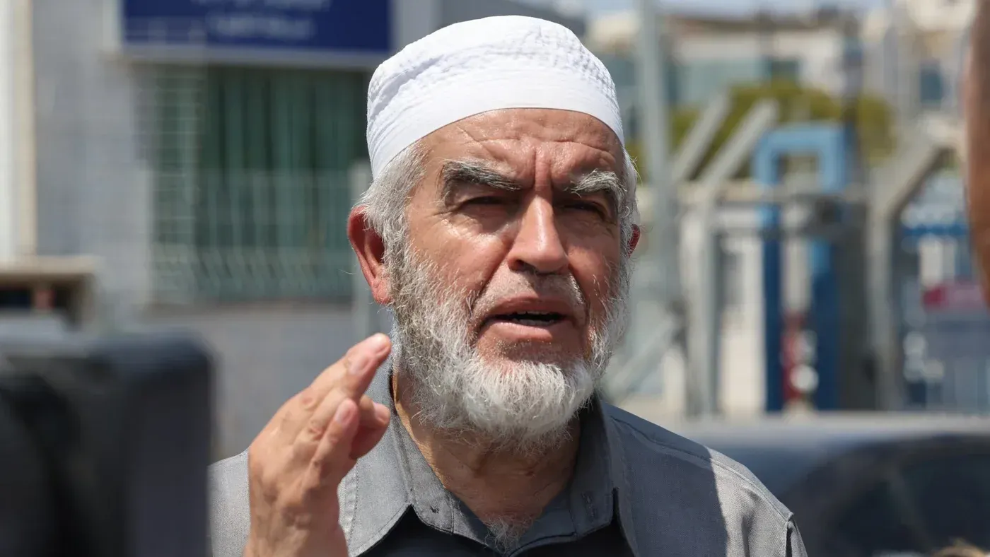 اعتقال رائد صلاح، الزعيم الفلسطيني، بعد مداهمة منزله ومكتبه من قبل الشرطة الإسرائيلية. يعبر عن تأثيره في حقوق الفلسطينيين.