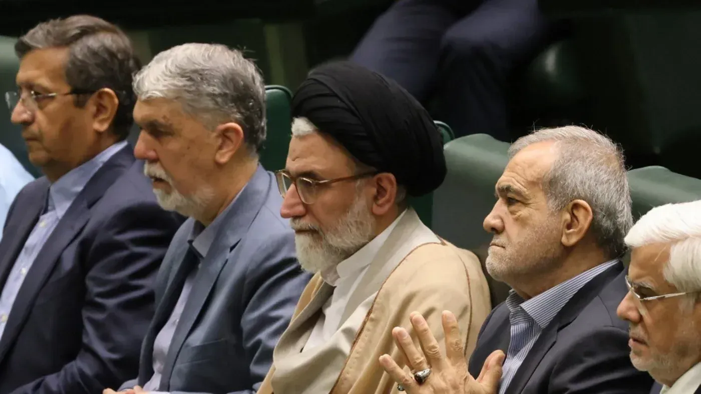 اجتماع لعدد من المسؤولين الإيرانيين، بينهم إسماعيل الخطيب، وزير الاستخبارات، وسط توترات متزايدة مع إسرائيل.