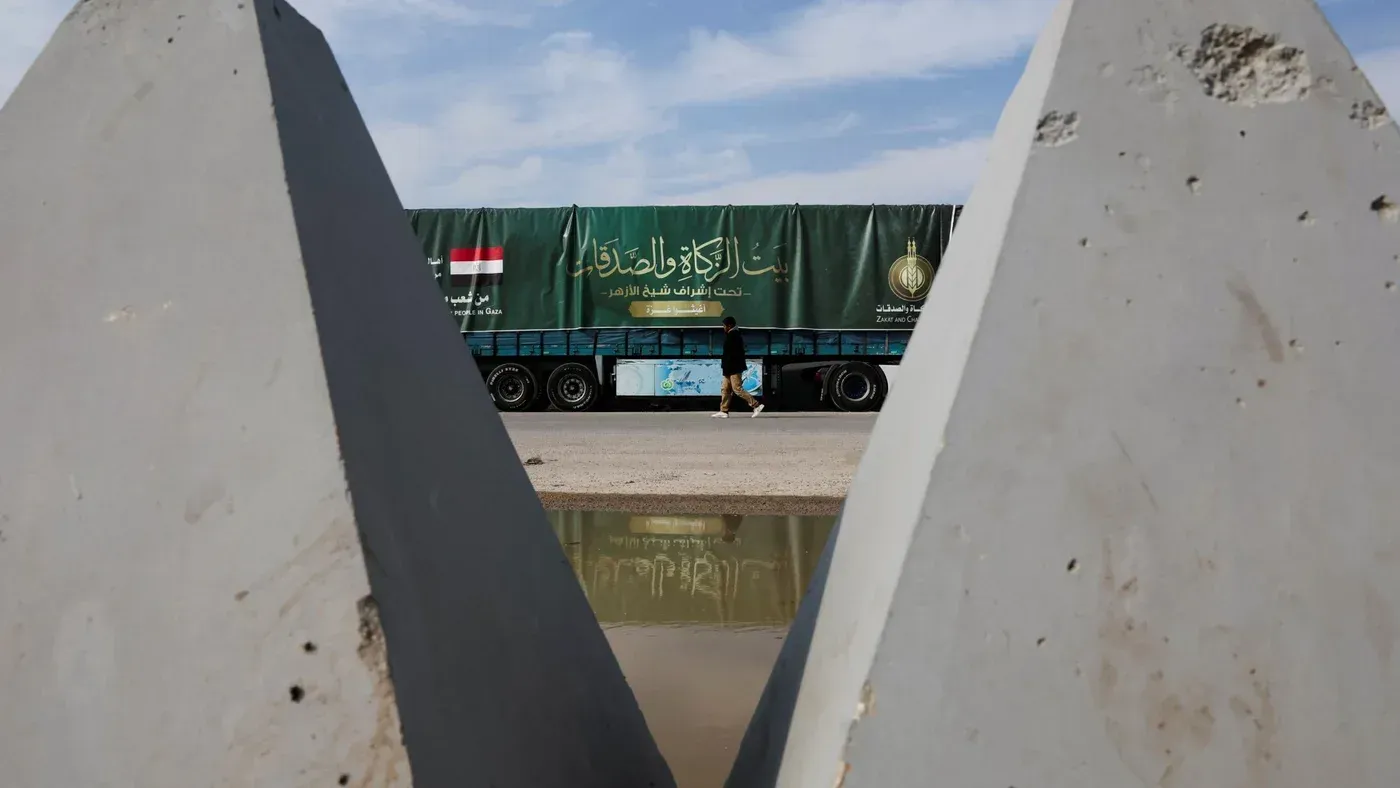 شاحنة تحمل مساعدات إنسانية تمر من نقطة تفتيش في غزة، تسلط الضوء على الصعوبات في إيصال الإغاثة وسط قيود إسرائيلية.