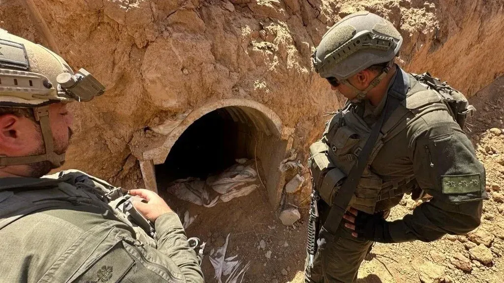جنديان إسرائيليان يتفقدان نفقًا في غزة، وسط تزايد القلق بشأن الأنفاق التي تستخدمها حماس في ظل الصراع المستمر منذ أكتوبر 2023.