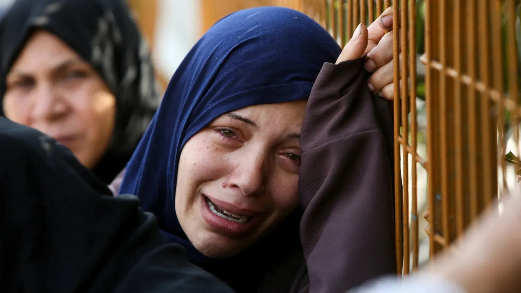 امرأة فلسطينية تبكي بحرقة، تعبر عن حزنها العميق بعد الهجمات الإسرائيلية على المدنيين في غزة، مما أسفر عن العديد من الضحايا.