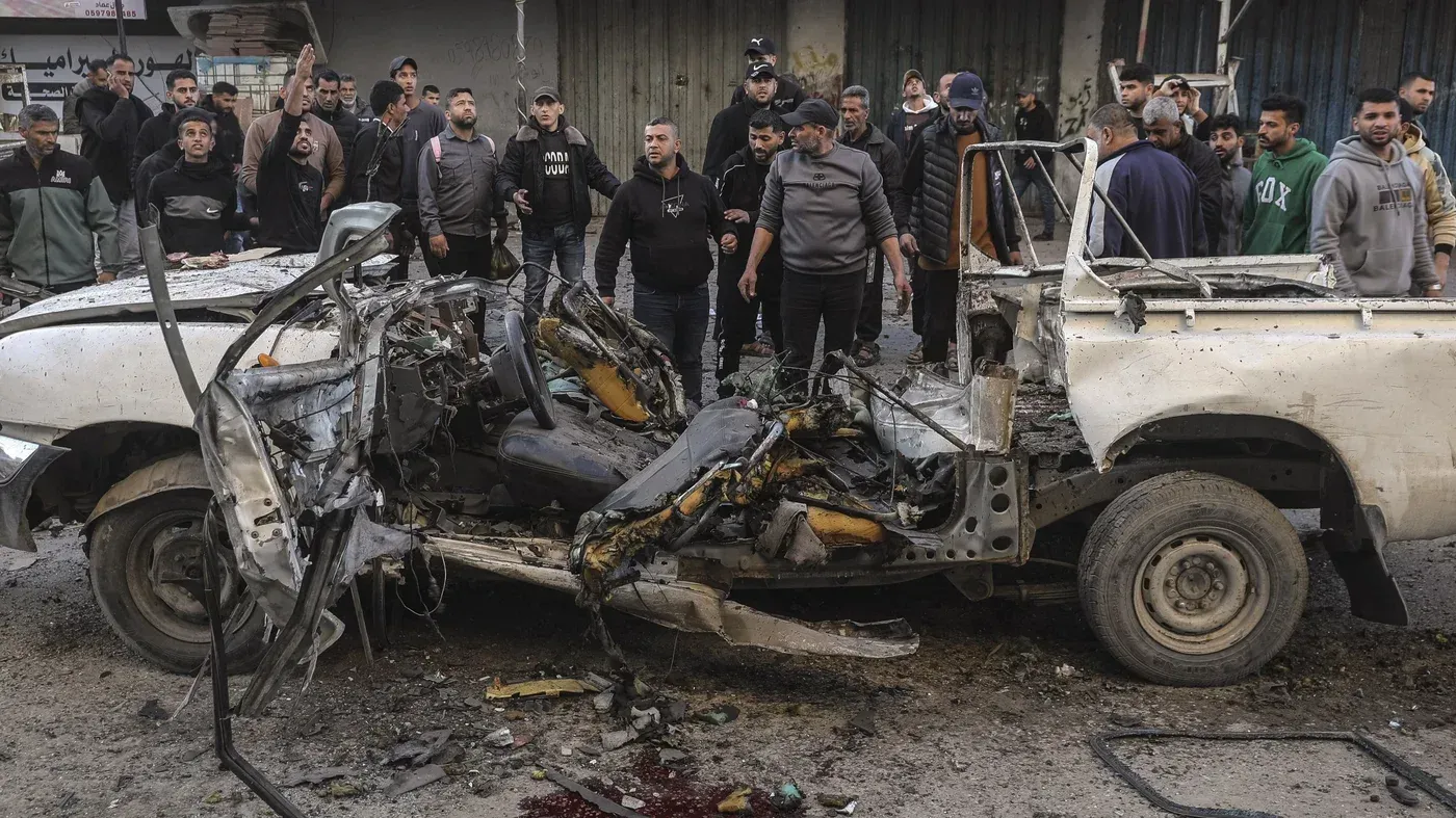 تفجير سيارة للشرطة في مخيم النصيرات بقطاع غزة، مع تجمع عدد من الناس حول الحطام، مما أسفر عن مقتل وإصابة العديد.