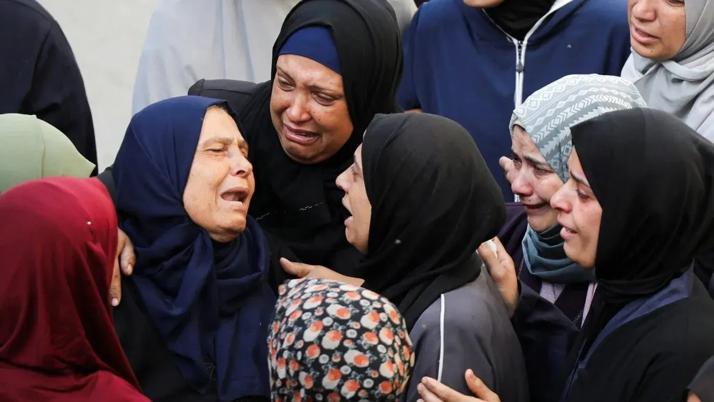 نساء فلسطينيات يعبّرن عن حزنهن الشديد خلال مراسم تأبين ضحايا القصف الإسرائيلي في غزة، وسط أجواء من الألم والمعاناة.
