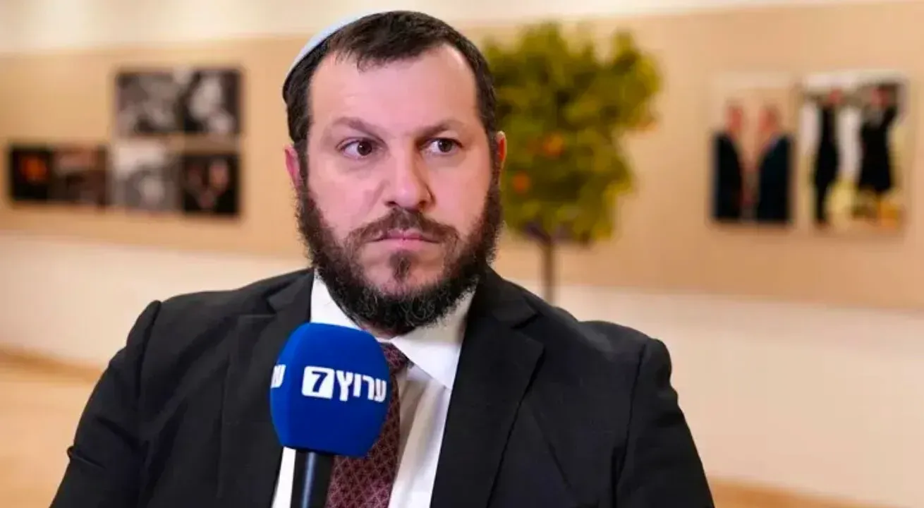 وزير التراث الإسرائيلي عميحاي إلياهو خلال مقابلة، يعبر عن آرائه حول غزة وسط أجواء مشحونة.
