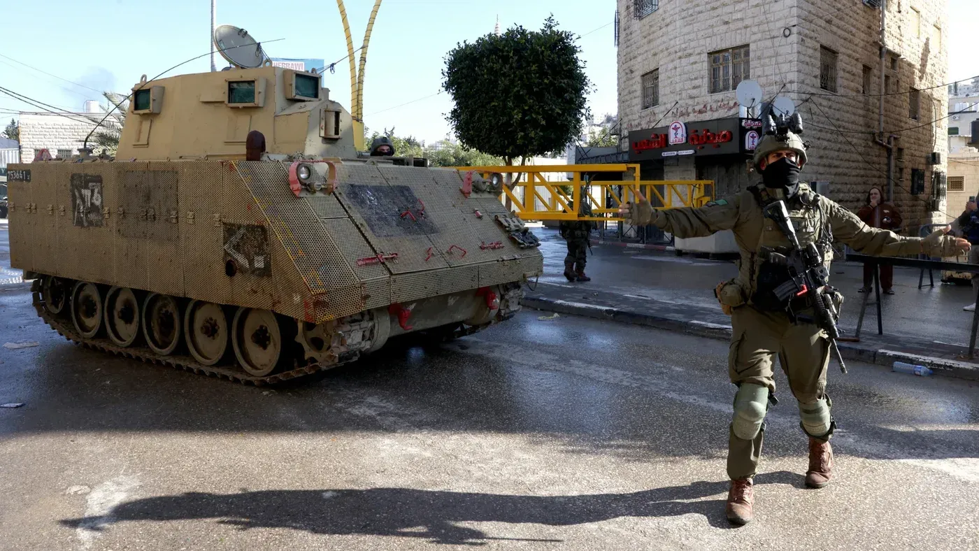 انتشار قوات الاحتلال الإسرائيلي في مدينة الخليل، مع آلية عسكرية، خلال عملية عسكرية واسعة النطاق تشمل فرض حظر تجول على الفلسطينيين.