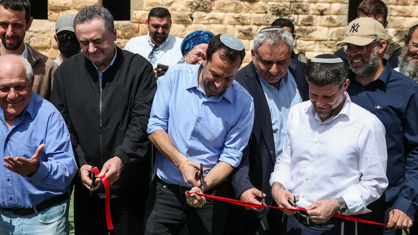 حفل إعادة افتتاح مستوطنة صانور في الضفة الغربية بحضور وزراء إسرائيليين، يعكس تصعيد التوسع الاستيطاني في الأراضي المحتلة.