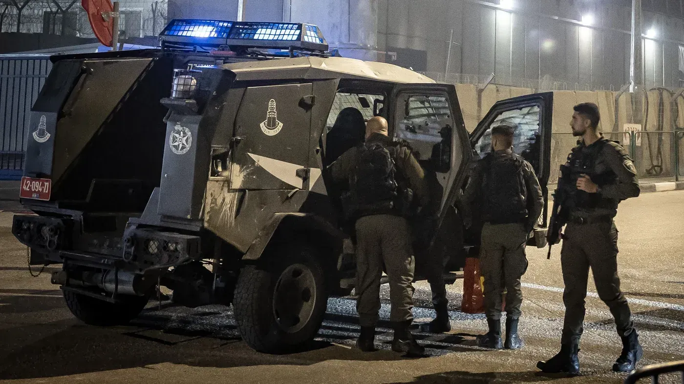 جنود إسرائيليون يقفون بالقرب من مركبة عسكرية في منطقة محصورة، في سياق تنفيذ قرار ترحيل فلسطينيين من القدس الشرقية.