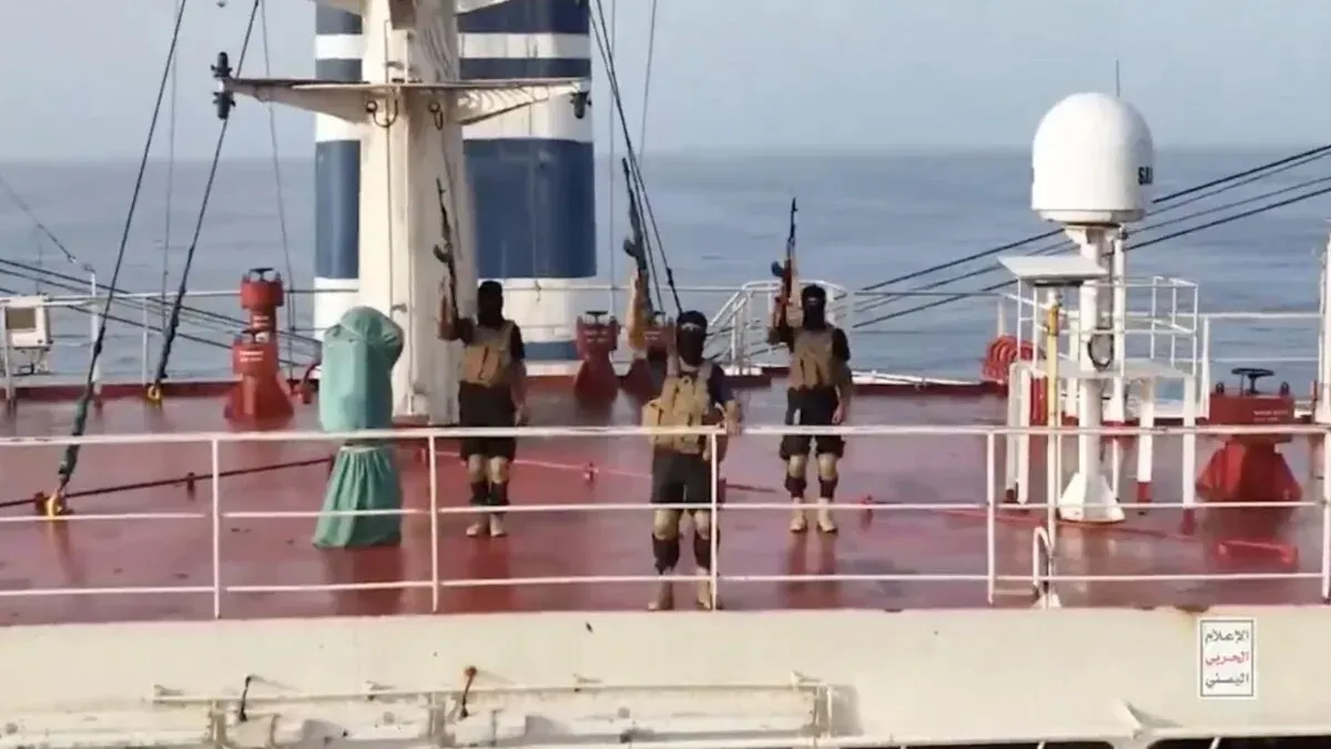 عناصر مسلحة يرتدون زيًا عسكريًا ويحملون أسلحة، يقفون على سطح سفينة في البحر الأحمر، في سياق هجمات الحوثيين على السفن.