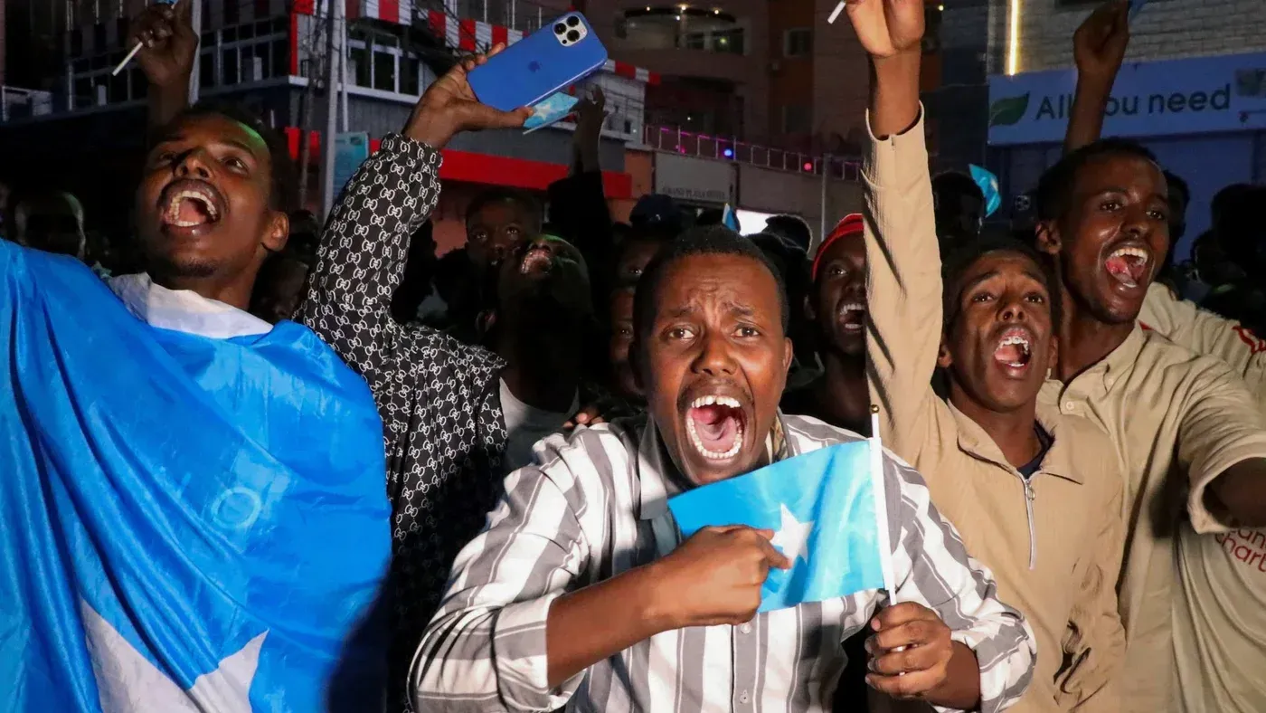 محتجون يحتفلون في هرجيسا، يحملون الأعلام الصومالية ويعبرون عن فرحتهم بعد اعتراف إسرائيل بأرض الصومال، وسط أجواء حماسية.