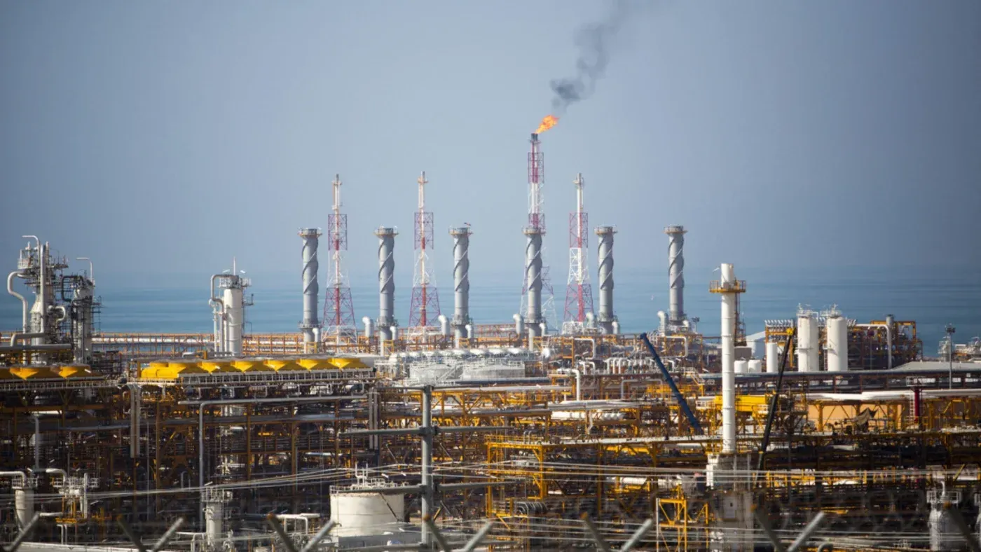 منشأة للغاز الطبيعي في قطر، تظهر أعمدة تدخين ودخان، في سياق تصاعد التوترات بين إيران وإسرائيل وتأثيرها على أمن الطاقة في المنطقة.