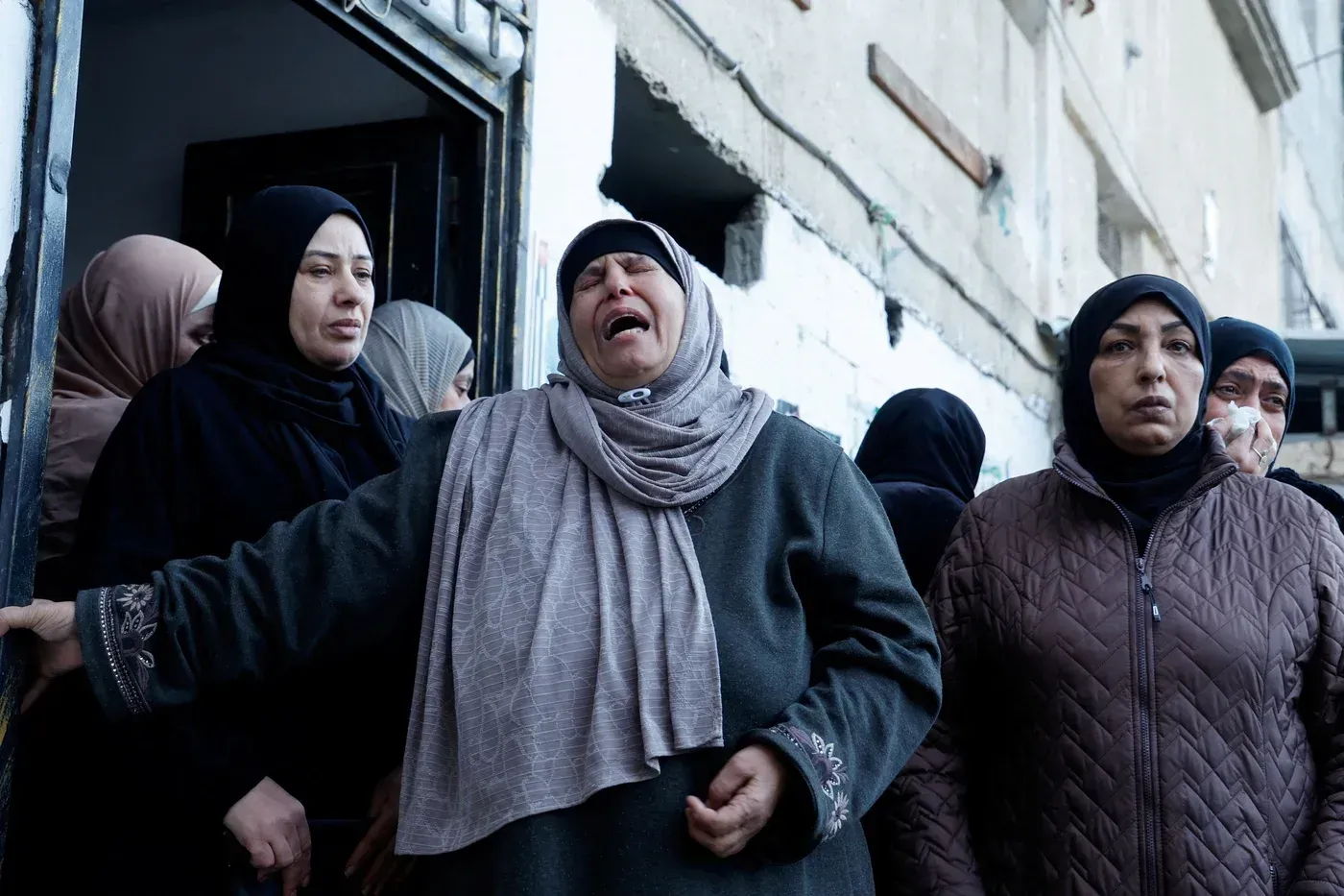 نساء فلسطينيات يعبرن عن حزنهن بعد مقتل امرأة مسنّة خلال عملية عسكرية إسرائيلية في مخيم بلاطة للاجئين.