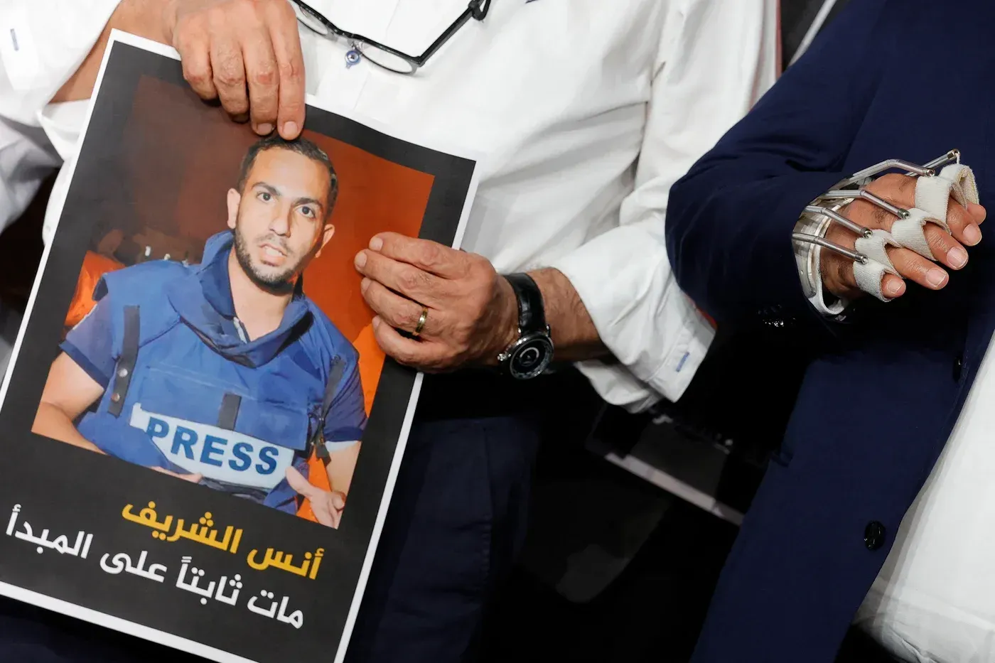 لافتة تحمل صورة الصحفي أنس الشريف، الذي قُتل أثناء تغطيته للأحداث في غزة، مع عبارة "مات ثابتاً على المبدأ".
