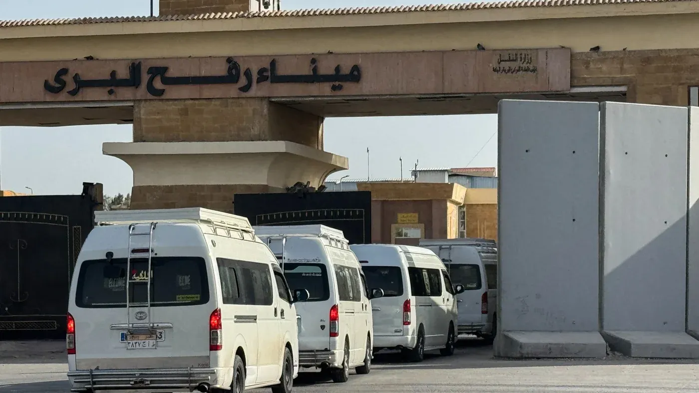 طوابير من المركبات البيضاء أمام معبر رفح البري، الذي يمثل نقطة العبور الرئيسية بين غزة ومصر، وسط أجواء من التوتر.