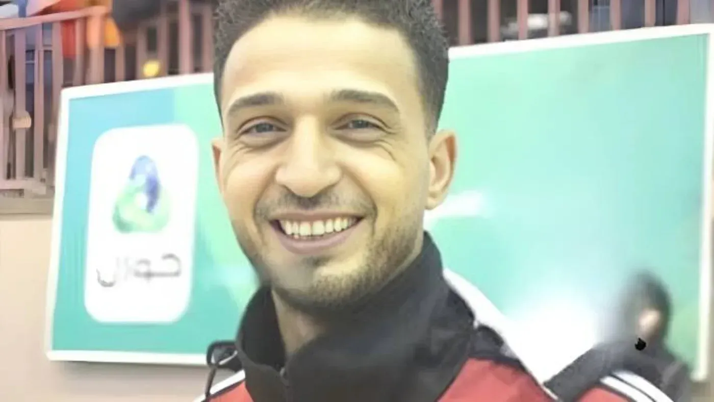 ابتسامة لاعب كرة السلة الفلسطيني محمد شعلان، المعروف بلقب "الزلزال"، الذي قُتل أثناء محاولته تأمين المساعدات لابنته المريضة.