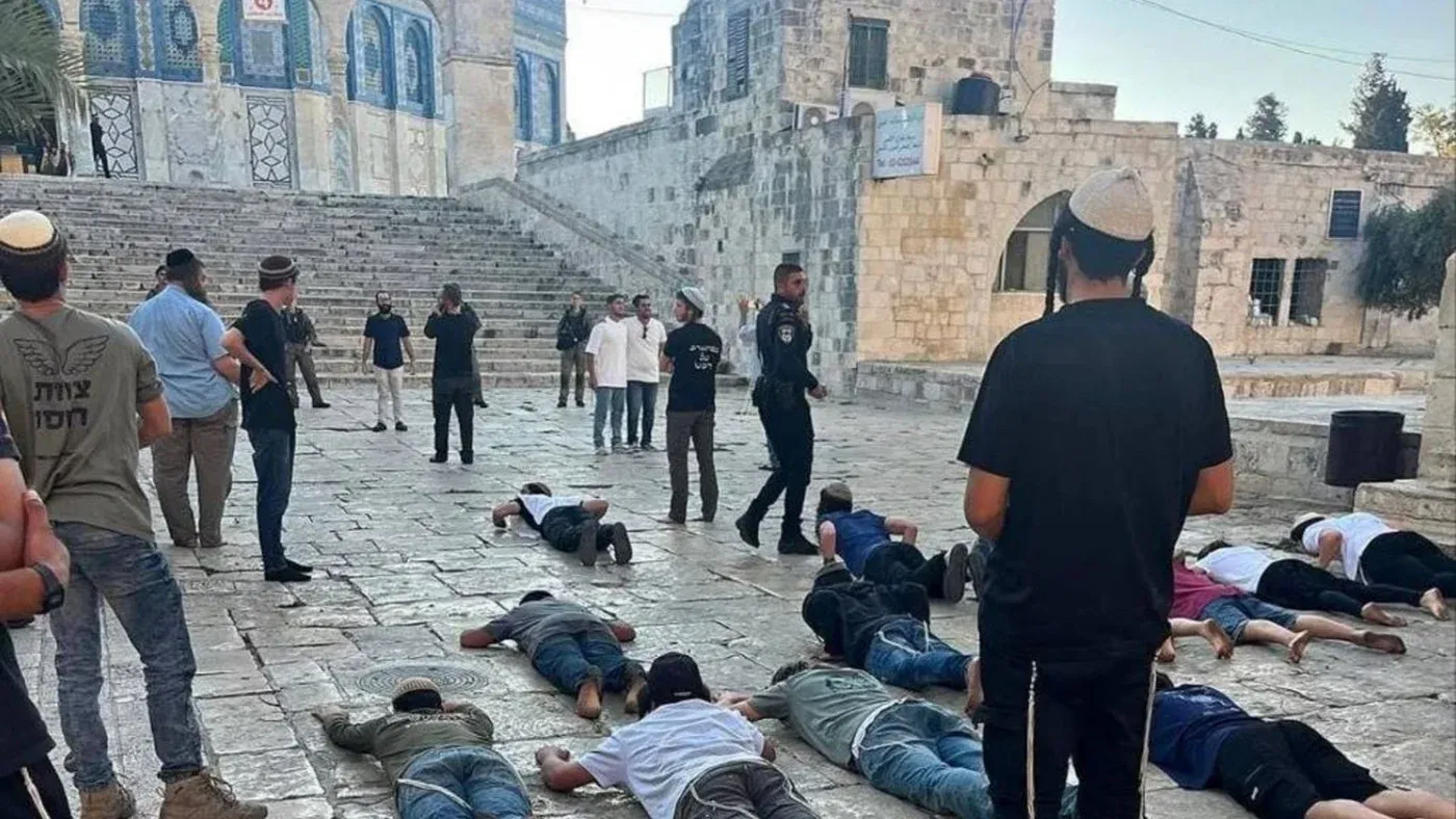 مستوطنون إسرائيليون يقتحمون المسجد الأقصى وسط حراسة مشددة وقوات الاحتلال تمنع المصلين الفلسطينيين من الدخول في القدس الشرقية.