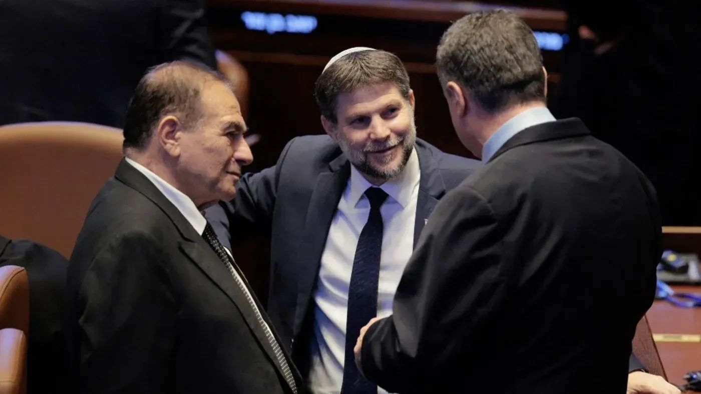 اجتماع لوزير المالية الإسرائيلي بتسلئيل سموتريتش مع قادة المستوطنات، حيث يناقش خططًا لتشجيع هجرة الفلسطينيين من الضفة الغربية.