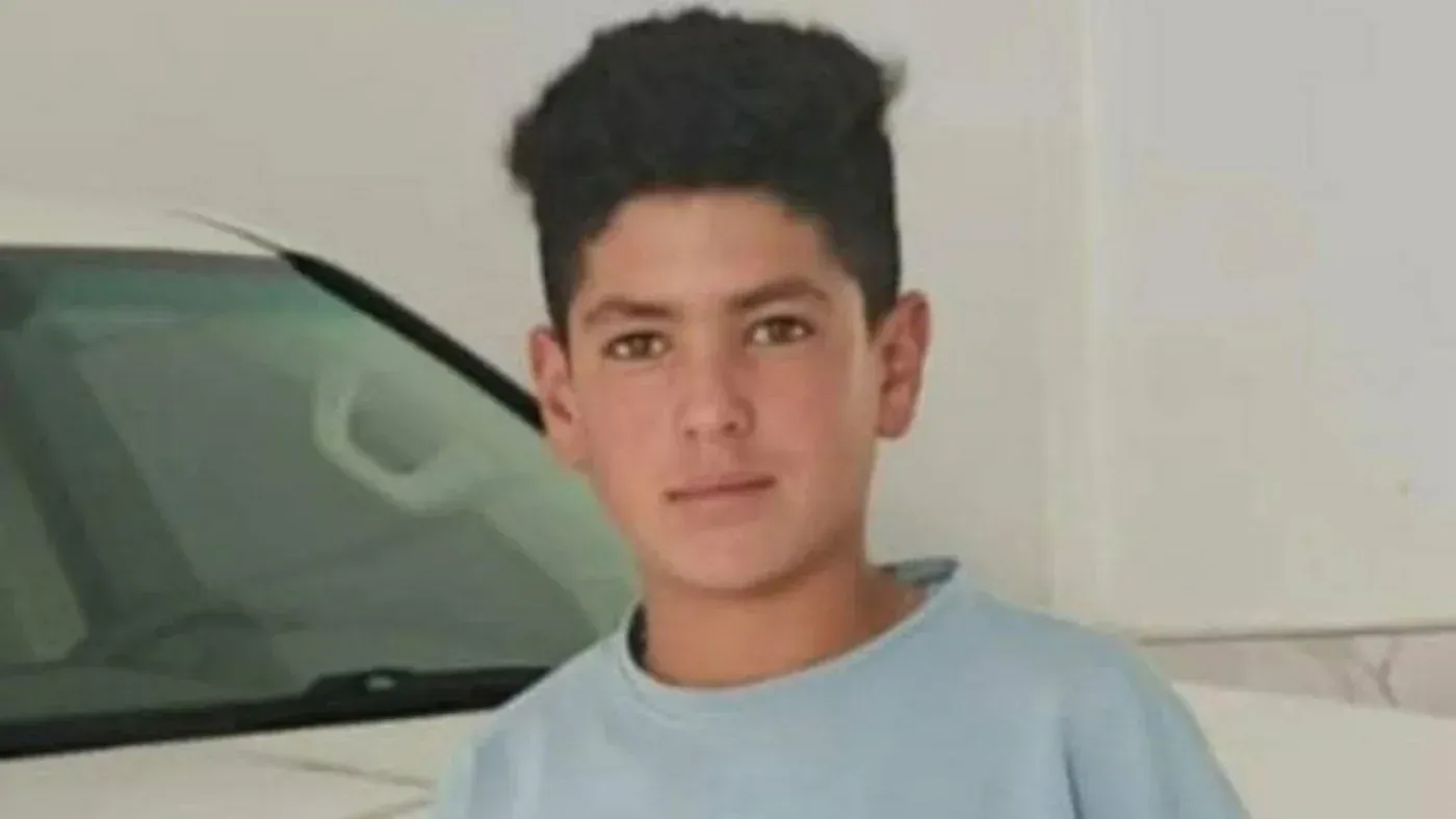 فتى فلسطيني يُدعى محمد مجدي الجعبري، 16 عاماً، يقف أمام سيارة، توفي بعد أن دهسته مركبة أمنية في الخليل.