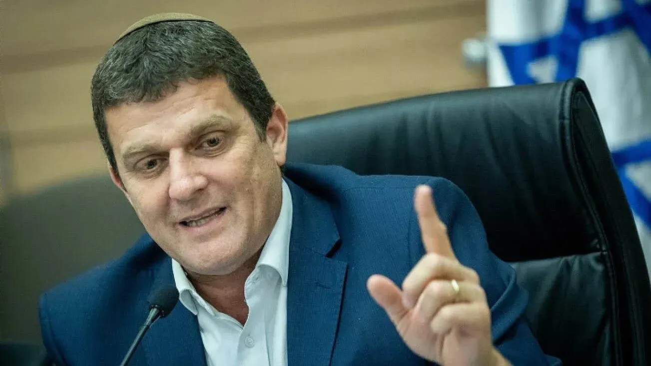 عضو كنيست من حزب الليكود يتحدث عن ضرورة السيطرة على غزة و"تطهيرها" من الفلسطينيين في سياق التصعيد العسكري.