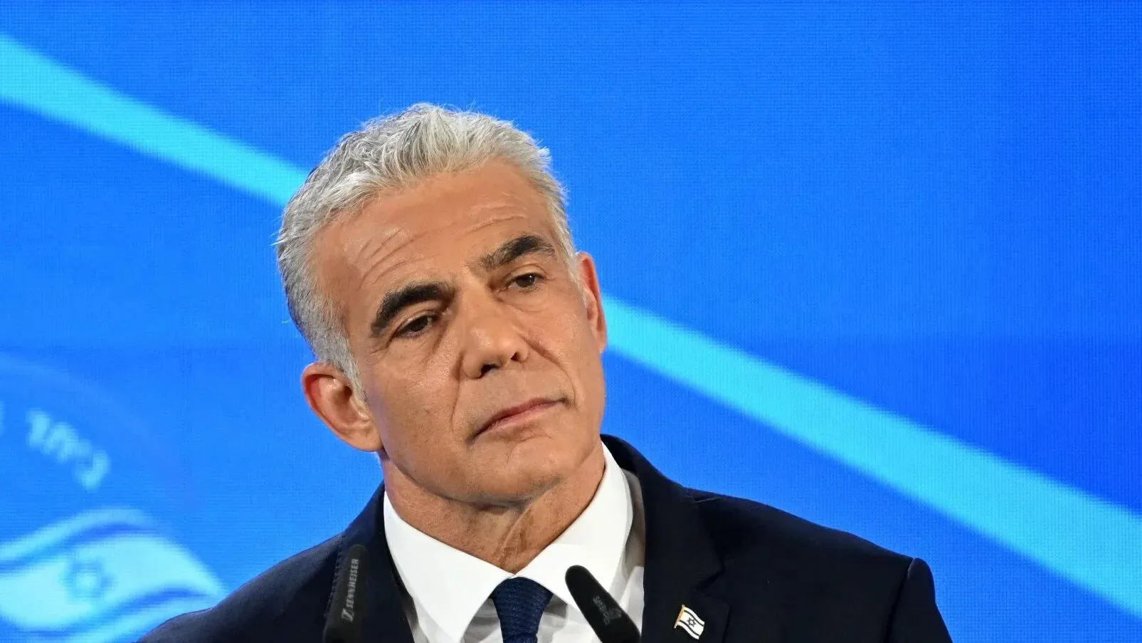 يائير لبيد، زعيم المعارضة الإسرائيلية، يعبر عن دعوته لوقف إطلاق النار بوساطة أمريكية، وسط توتر سياسي حول العمليات العسكرية في غزة.