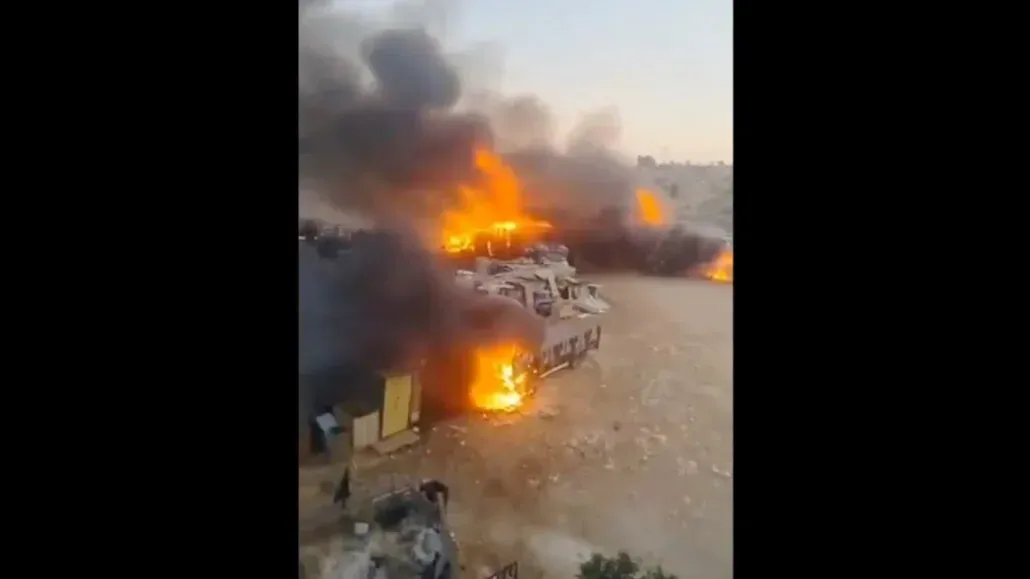 نيران مشتعلة ودخان كثيف يملأ السماء في دير دبوان، حيث أحرقت ممتلكات فلسطينية خلال هجوم مستوطنين، مما أدى لإصابات ودمار واسع.