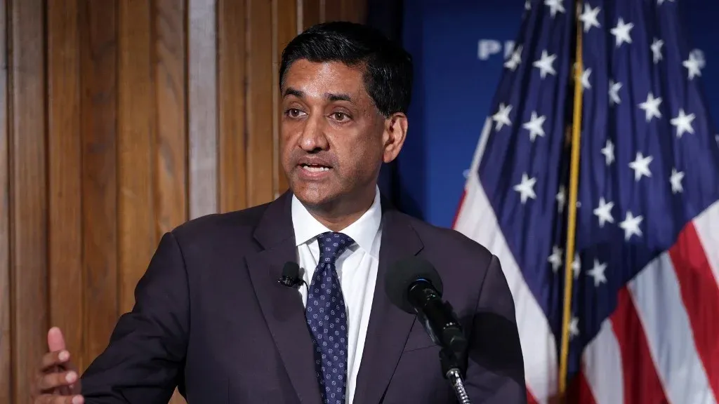 عضو الكونغرس الأمريكي رو خانا يتحدث في مؤتمر صحفي أمام علم الولايات المتحدة، خلال زيارته للضفة الغربية لمتابعة انتهاكات حقوق الإنسان.