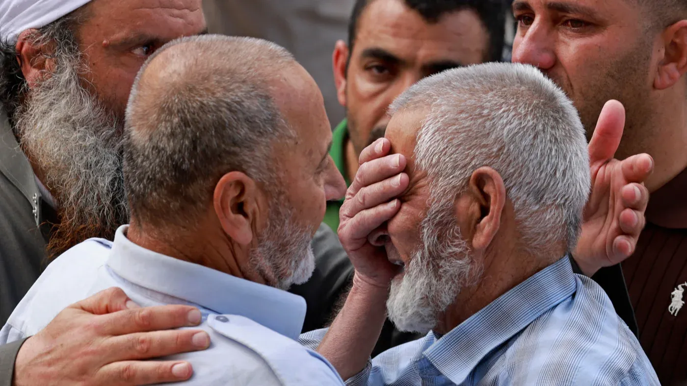 رجال فلسطينيون يعبرون عن الحزن والتضامن بعد مقتل أربعة فلسطينيين في هجوم مستوطنين وجنود إسرائيليين في قرية تل قرب نابلس.