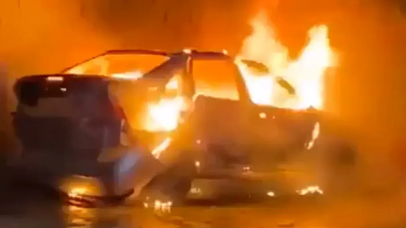 سيارة مشتعلة في منطقة الضفة الغربية، تعكس تصاعد العنف والهجمات المتعمدة من قبل المستوطنين الإسرائيليين ضد الفلسطينيين.