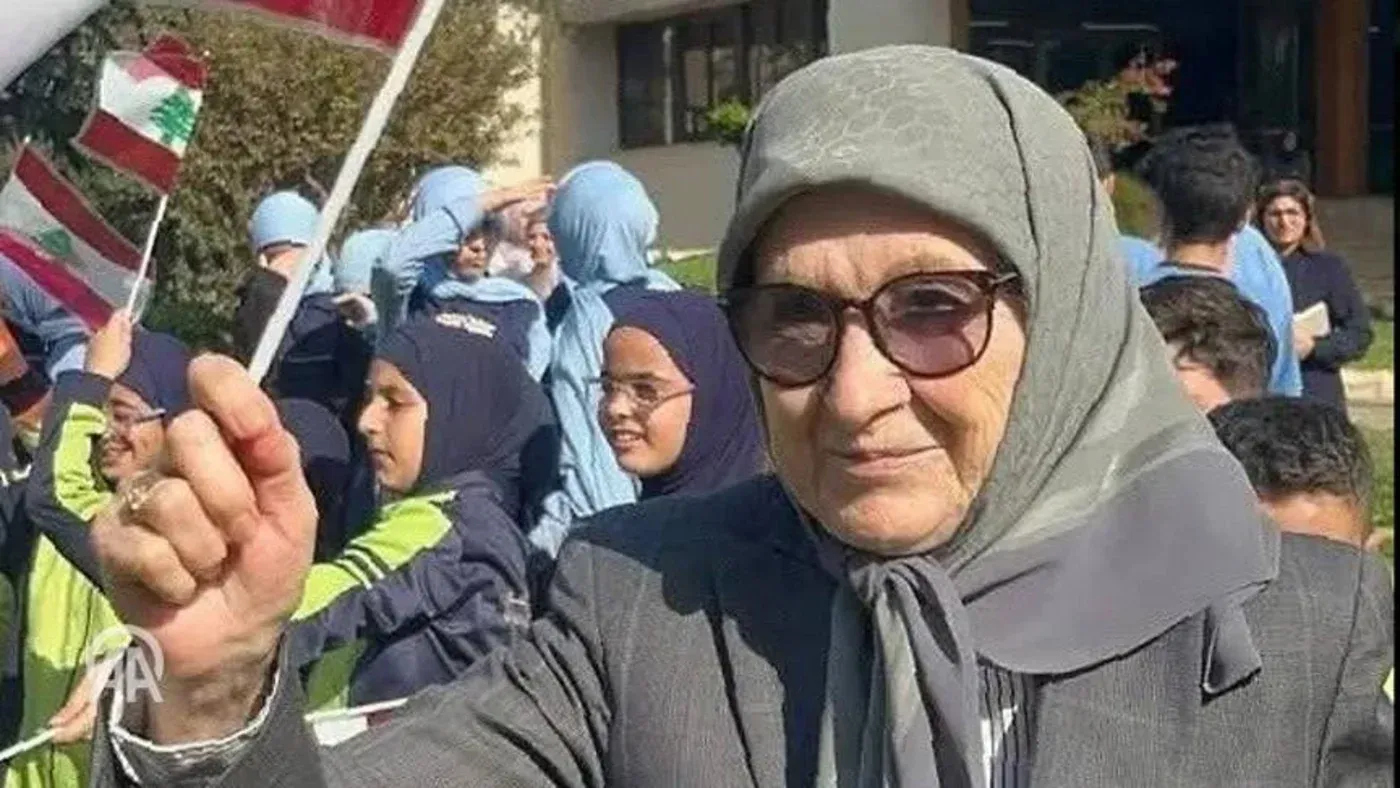 مها أبو خليل، ناشطة فلسطينية، تحمل علم لبنان وتشارك في فعالية، تعبيرًا عن نضالها من أجل الحرية والعدالة.