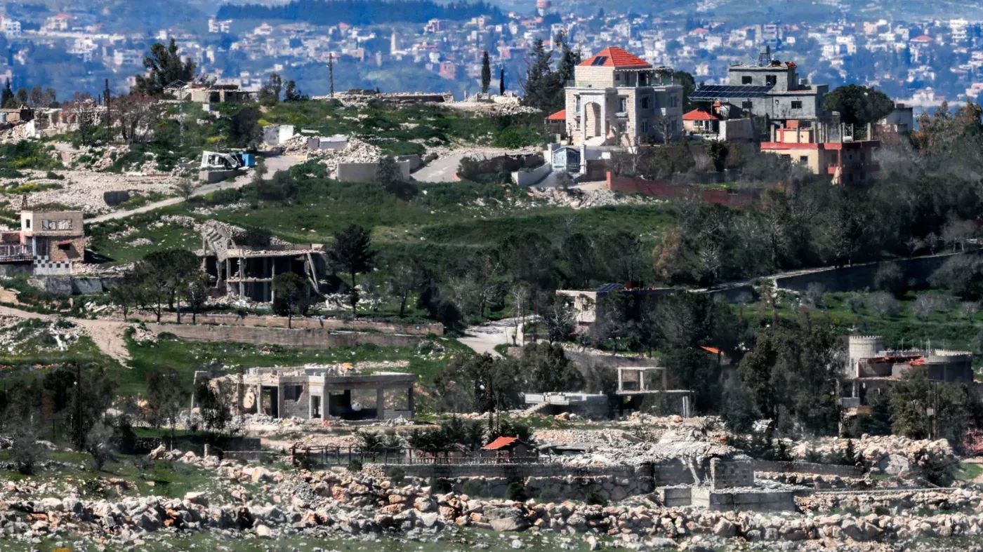 صورة تظهر منازل مدمرة في قرية كفر كلا بجنوب لبنان، بعد عمليات عسكرية إسرائيلية، تعكس الأضرار الناتجة عن النزاع المستمر.